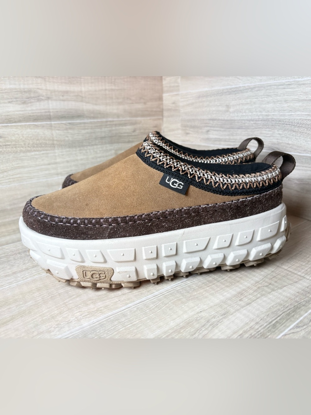UGG VENTURE DAZE CERAMIC / CHESTNUT SUEDE ALL GENDER SHOES SIZE US Women 8
